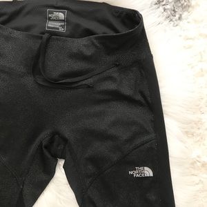 🏔 The North Face SHIMMER black 3/4 leggings 💫